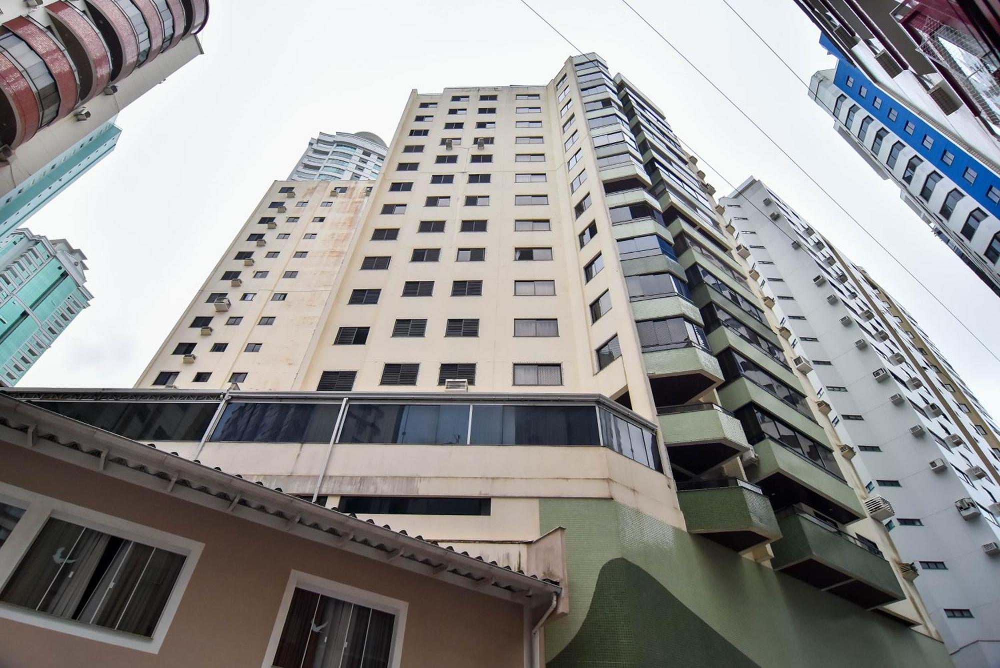 Apartamento 50 Mts Da Na Rua 3500, Garagem E Wi-fi P2101